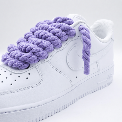 Tenisky Air Force 1 nízke biele s fialovými rope šnúrami, pohľad na detail lana