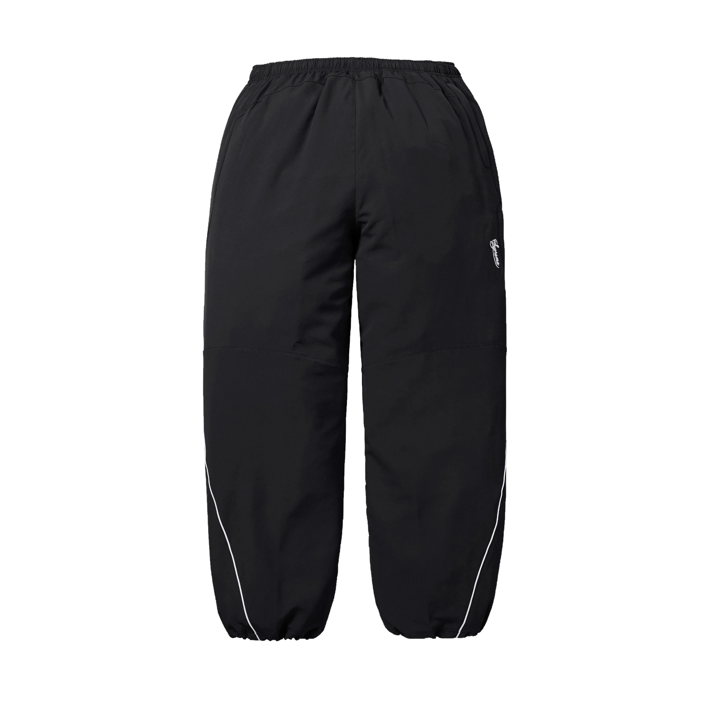 Detailný pohľad na Supreme Nike Track Pant SS25 Black zo zadnej/bočnej strany, ktorý ukazuje celkový profil a strih produktu. Viditeľný je voľný športový strih a kvalitné spracovanie materiálu.