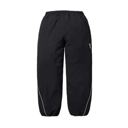 Detailný pohľad na Supreme Nike Track Pant SS25 Black zo zadnej/bočnej strany, ktorý ukazuje celkový profil a strih produktu. Viditeľný je voľný športový strih a kvalitné spracovanie materiálu.