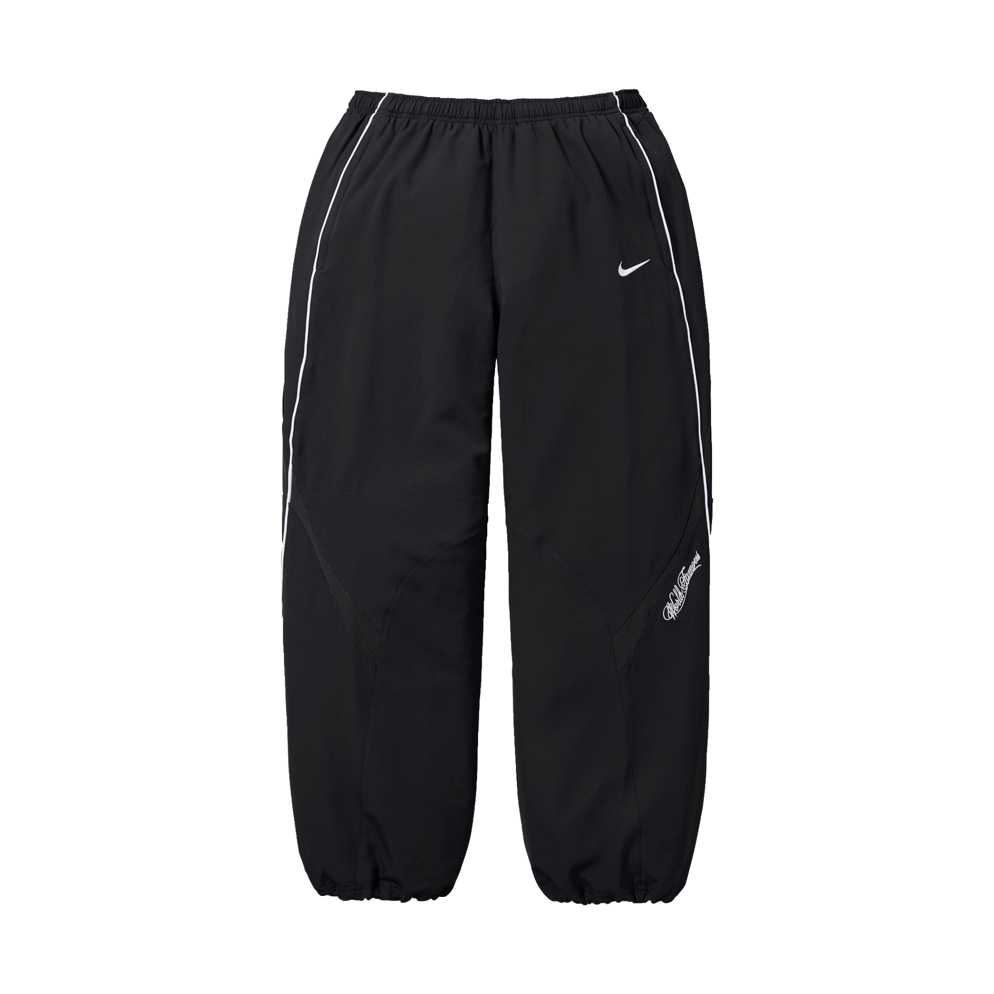 Supreme Nike Track Pant SS25 v čiernom prevedení - pohľad spredu. Výrazné sú voľný strih, elastický pás a charakteristické logo Nike Swoosh na pravej nohavici. Tepláky majú moderný oversized look s elastickými manžetami v dolnej časti.
