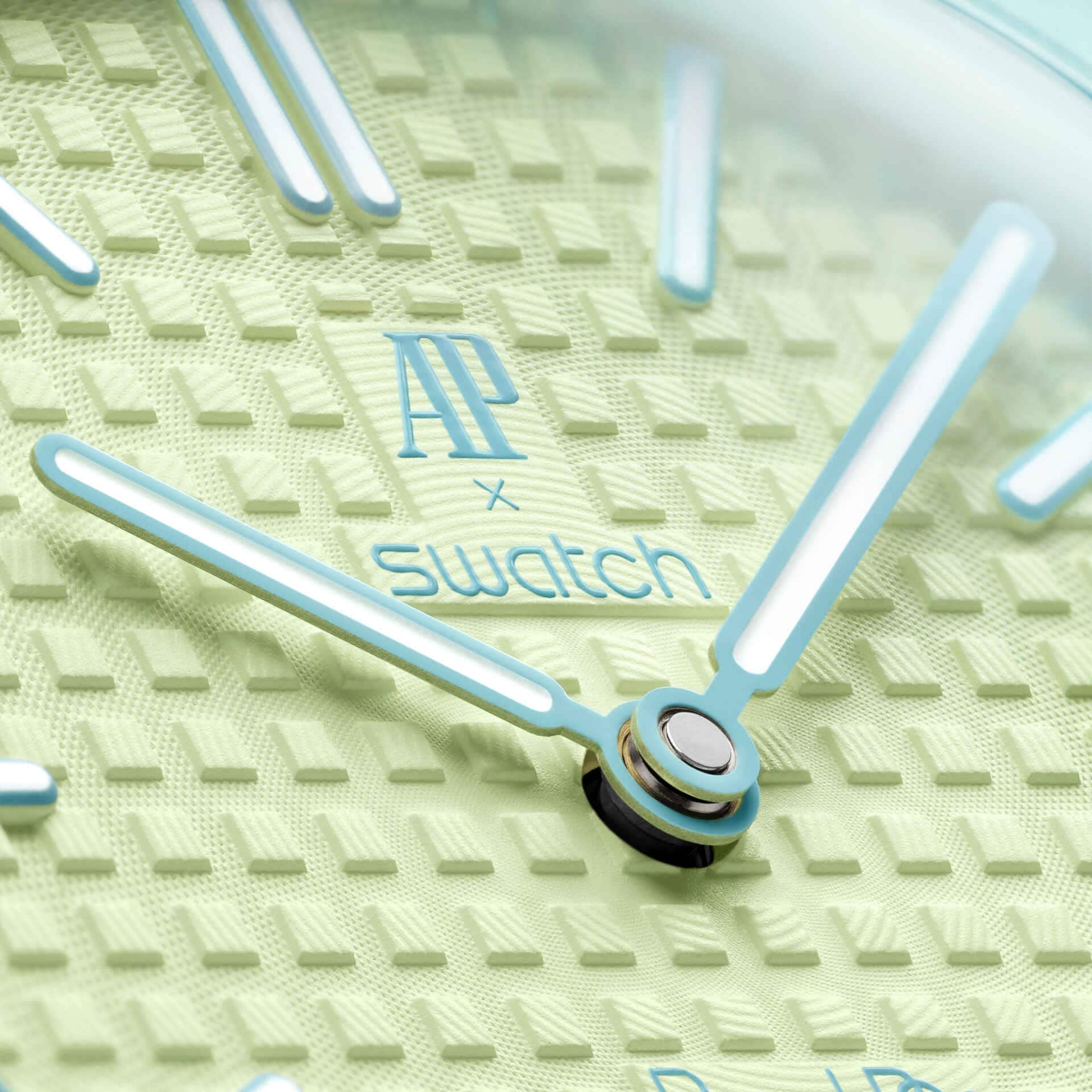 Swatch x Audemars Piguet Royal Pop Blaue Acht SSX03L101N ciferník zblízka