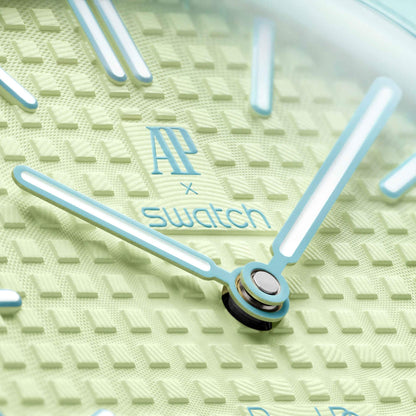 Swatch x Audemars Piguet Royal Pop Blaue Acht SSX03L101N ciferník zblízka