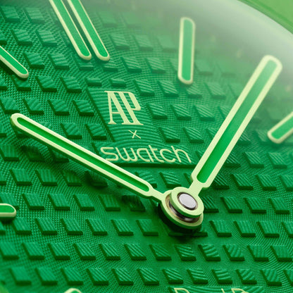 Swatch x Audemars Piguet Royal Pop Green Eight SSX03G100N ciferník zblízka