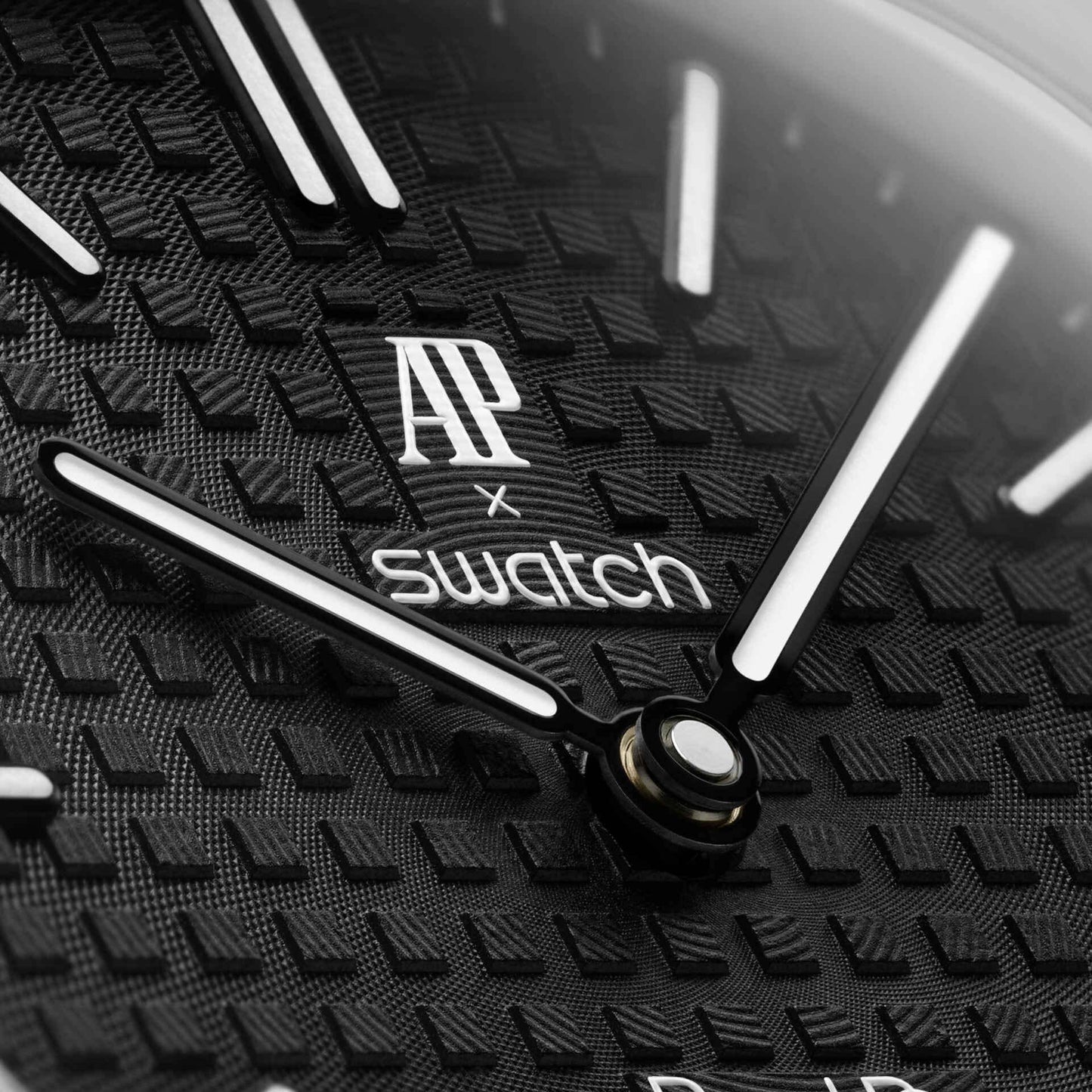 Swatch x Audemars Piguet Royal Pop Ocho Negro SSX03W101N ciferník zblízka