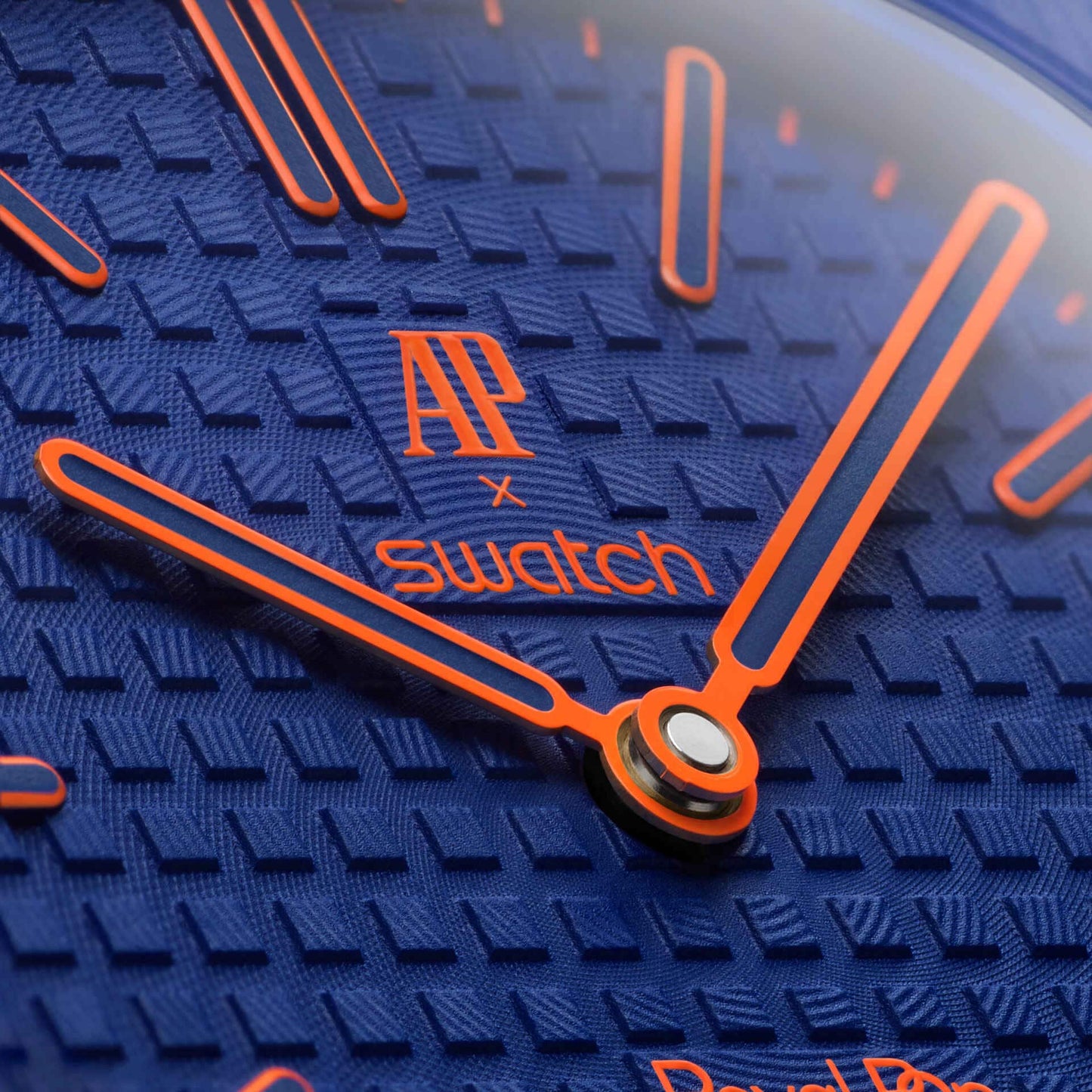 Swatch x Audemars Piguet Royal Pop Orenji Hachi SSX03L103N ciferník zblízka