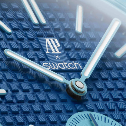 Swatch x Audemars Piguet Royal Pop Savonnette Lan Ba SSX03L100N ciferník zblízka