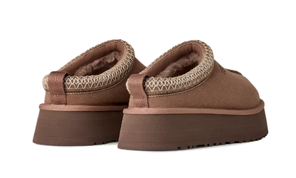 UGG Tazz II Rocky Oak, pohľad zozadu na pár s ťahacím pútkom