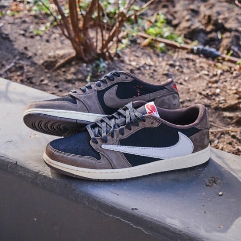 Air Jordan 1 Low Travis Scott na nohách, detail nosenia