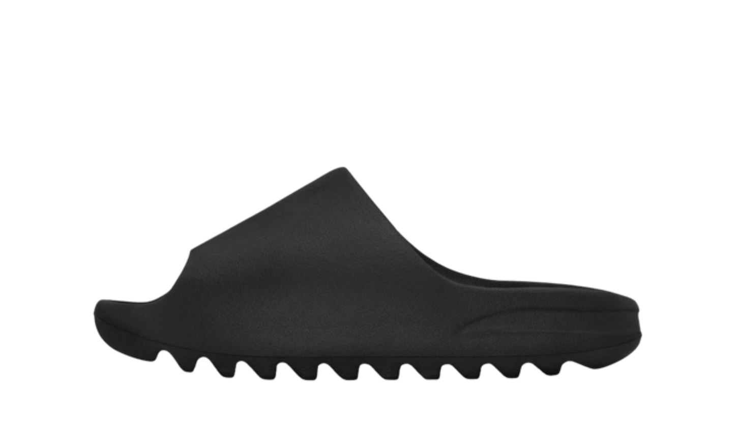 Šľapky Yeezy Slide čierne bez adidasu, pohľad z boku