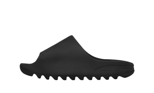 Šľapky Yeezy Slide čierne bez adidasu, pohľad z boku