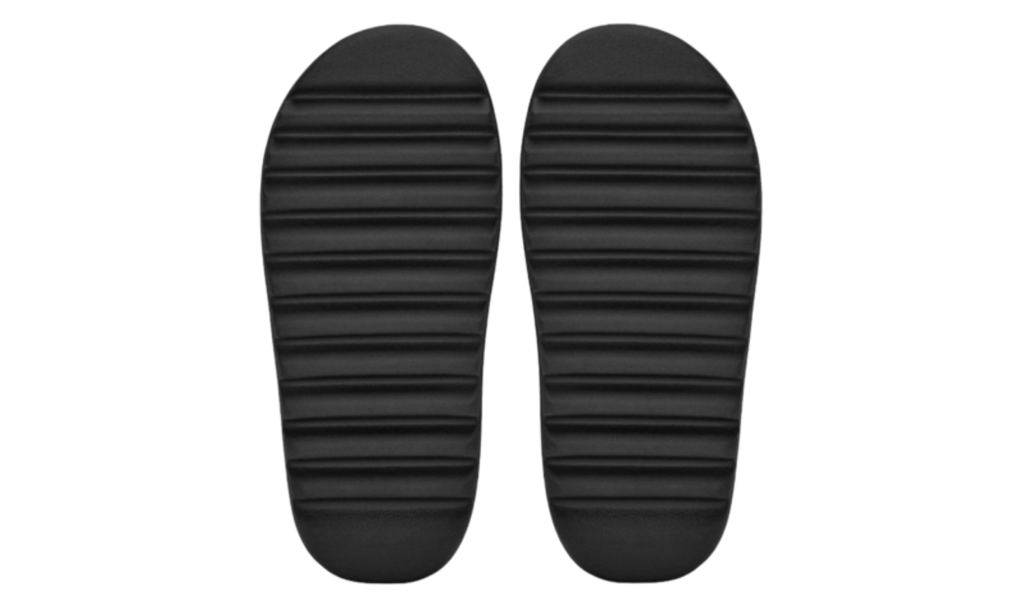 Šľapky Yeezy Slide čierne bez adidasu, pohľad zo spodu