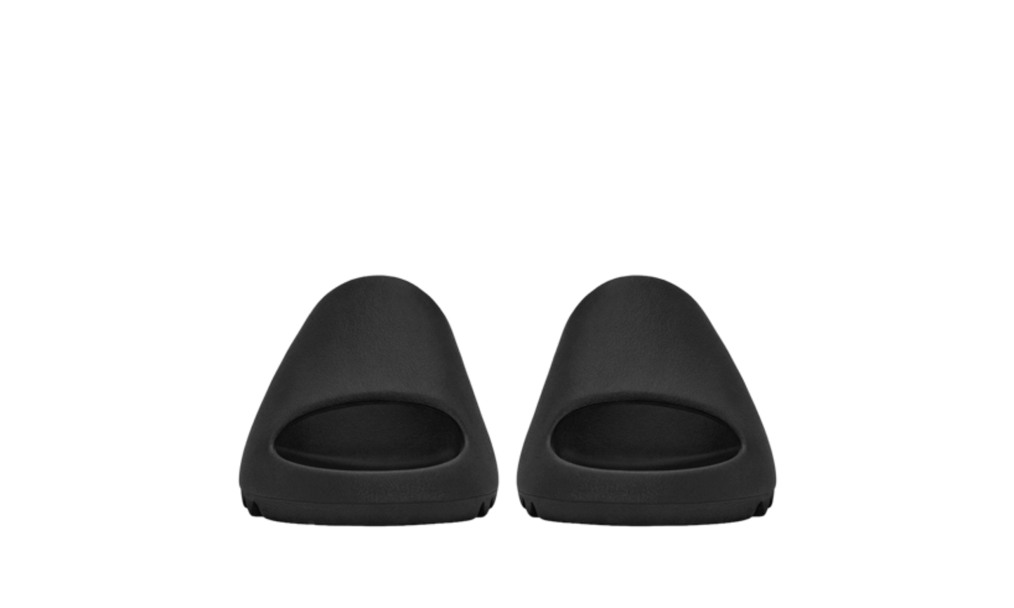 Šľapky Yeezy Slide čierne bez adidasu, pohľad z predu