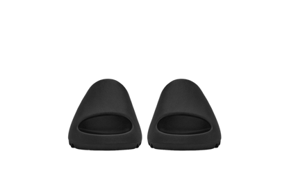 Šľapky Yeezy Slide čierne bez adidasu, pohľad z predu