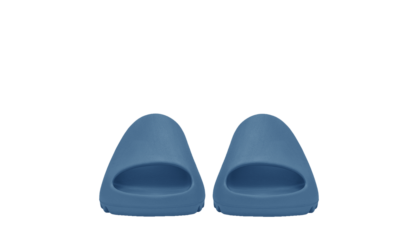 Šľapky Yeezy Slide modré bez adidasu, pohľad z predu