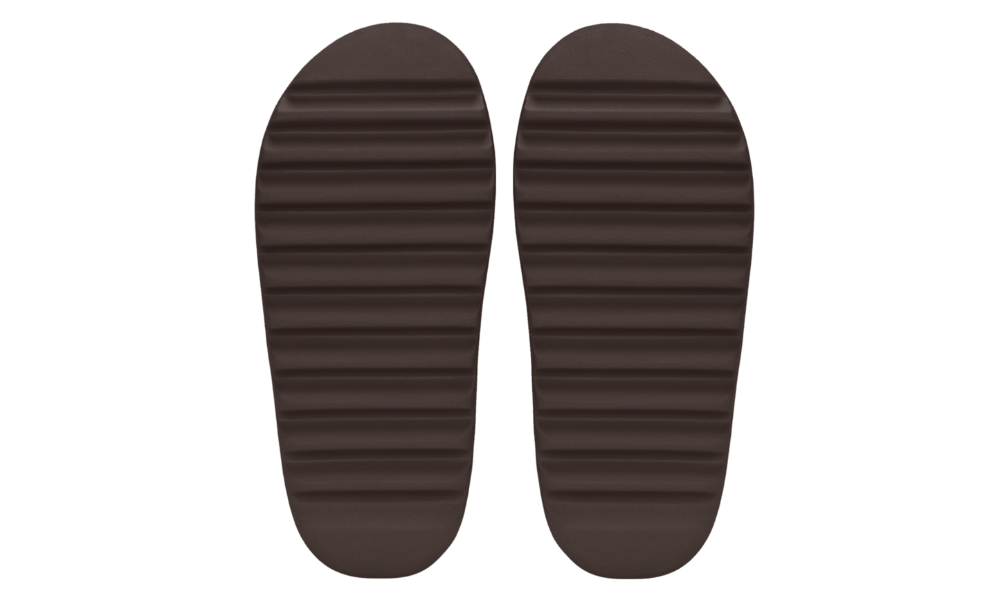 Šľapky Yeezy Slide hnedé bez adidasu, pohľad zo spodu