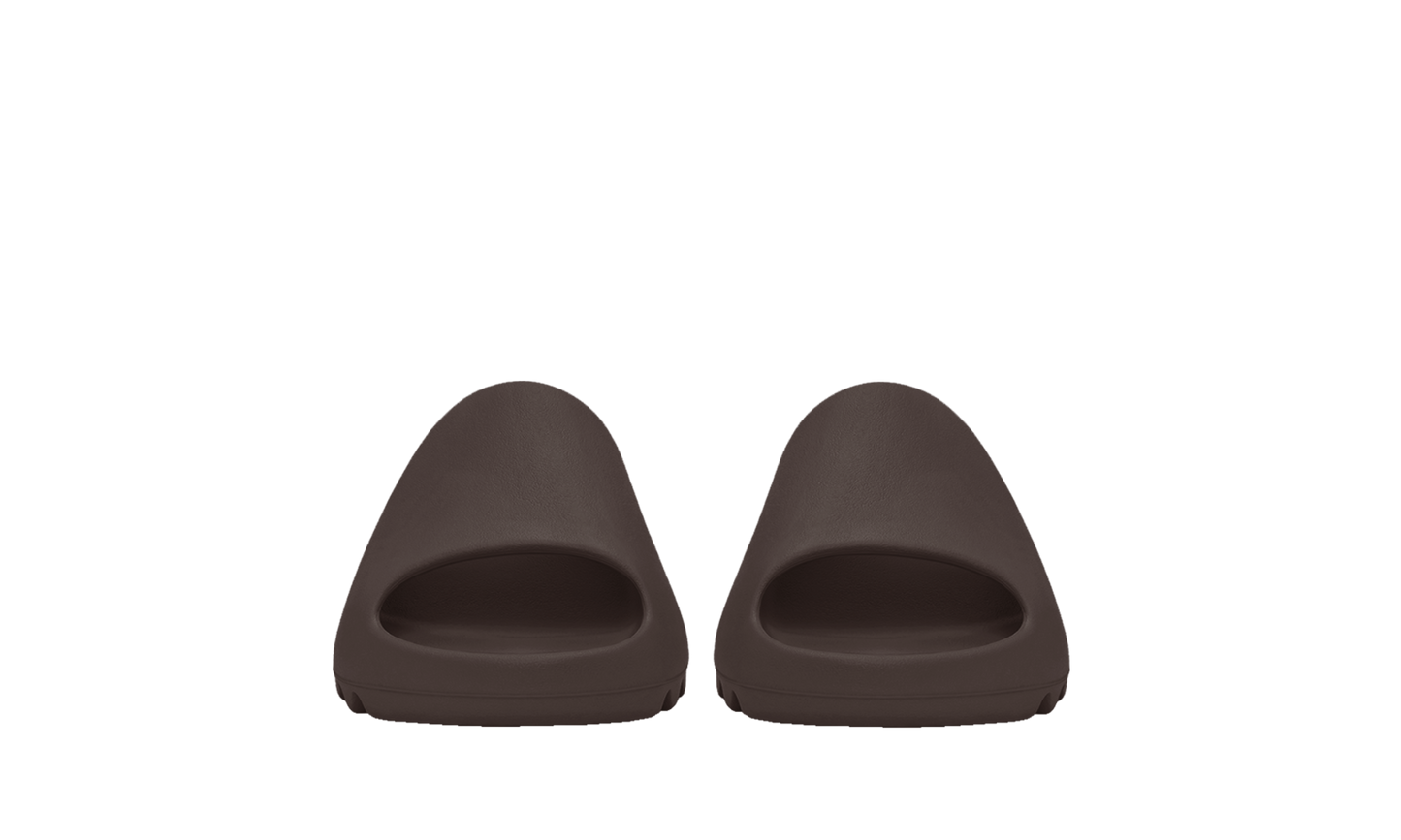 Šľapky Yeezy Slide hnedé bez adidasu, pohľad z predu