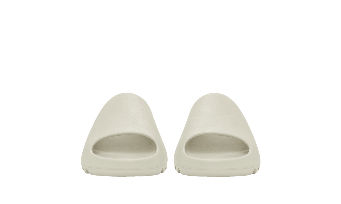 Šľapky Yeezy Slide Cream bez adidasu, pohľad z predu