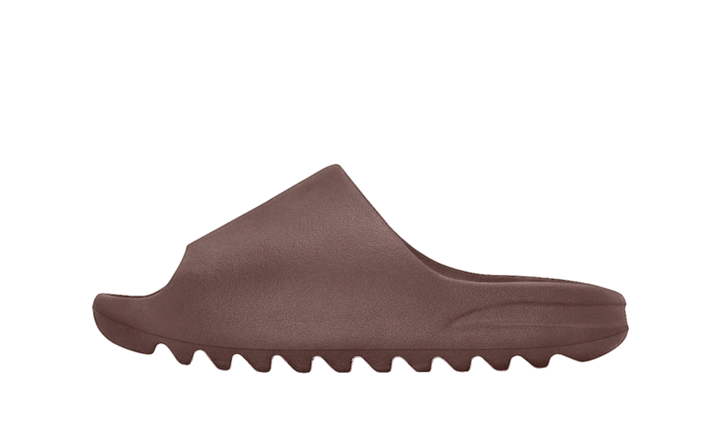 Šľapky Yeezy Slide Fudge bez adidasu, pohľad z boku