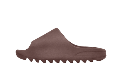Šľapky Yeezy Slide Fudge bez adidasu, pohľad z boku