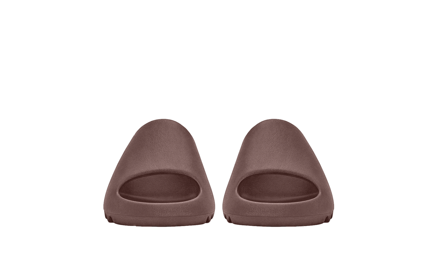 Šľapky Yeezy Slide Fudge bez adidasu, pohľad z predu