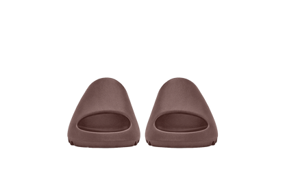 Šľapky Yeezy Slide Fudge bez adidasu, pohľad z predu