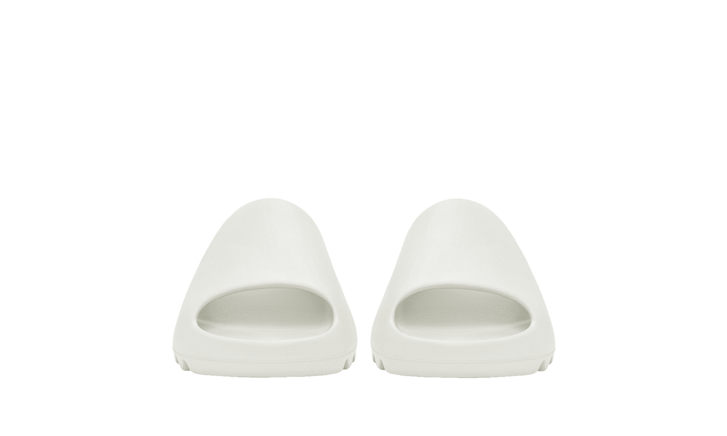 Šľapky Yeezy Slide biele bez adidasu, pohľad z predu