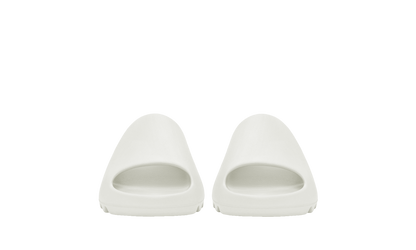 Šľapky Yeezy Slide biele bez adidasu, pohľad z predu