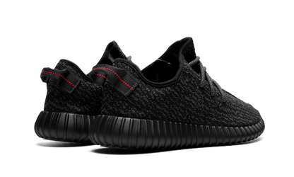 Tenisky Yeezy Boost 350 čierne, pohľad zo zadu