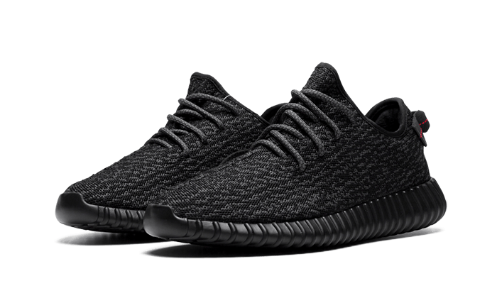 Tenisky Yeezy Boost 350 čierne, pohľad z uhla