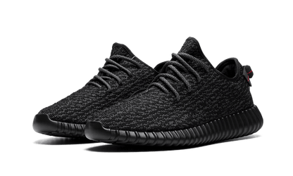 Tenisky Yeezy Boost 350 čierne, pohľad z uhla