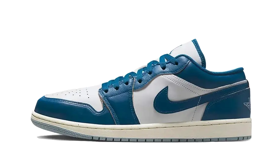 Tenisky Air Jordan 1 nízke modro-biele, pohľad z boku