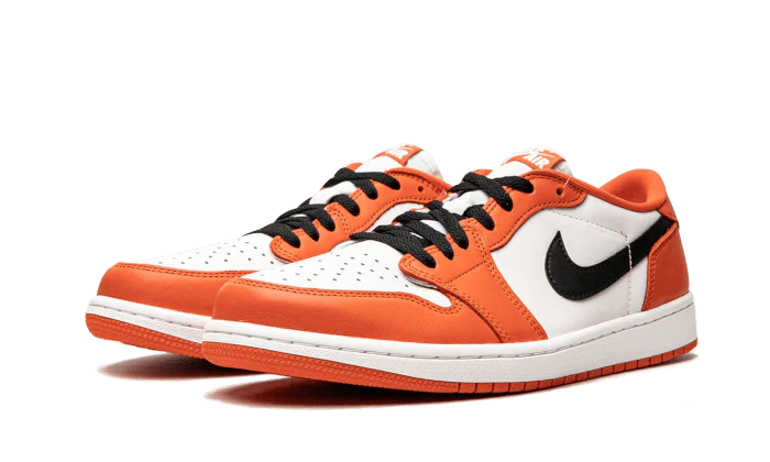 Tenisky Air Jordan 1 nízke oranžovo-bielo-čierne, pohľad z uhla