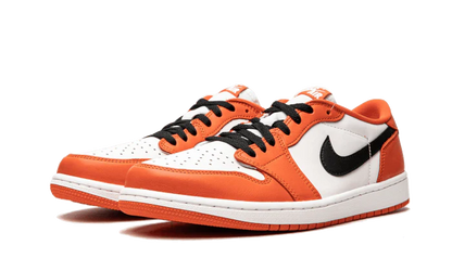 Tenisky Air Jordan 1 nízke oranžovo-bielo-čierne, pohľad z uhla