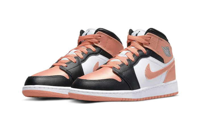 Tenisky Air Jordan 1 Mid ružovo-čierno-biele, pohľad z uhla