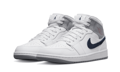 Tenisky Air Jordan 1 Mid bielo-sivé, pohľad z uhla