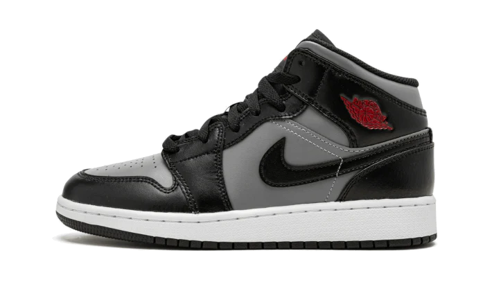 Tenisky Air Jordan 1 Mid čierno-sivé, pohľad z boku