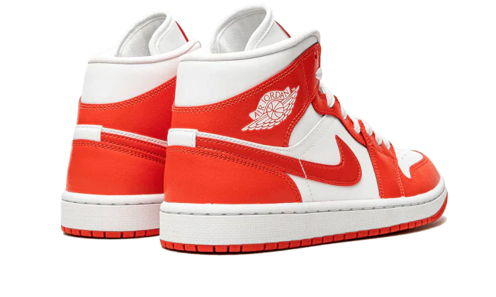 Tenisky Air Jordan 1 Mid oranžovo-biele, pohľad zo zadu