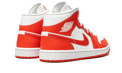 Tenisky Air Jordan 1 Mid oranžovo-biele, pohľad zo zadu