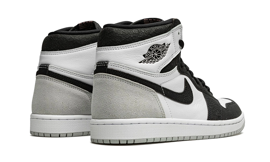 Tenisky Air Jordan 1 vysoké čierno-sivo-biele, pohľad zo zadu