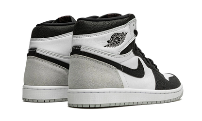 Tenisky Air Jordan 1 vysoké čierno-sivo-biele, pohľad zo zadu