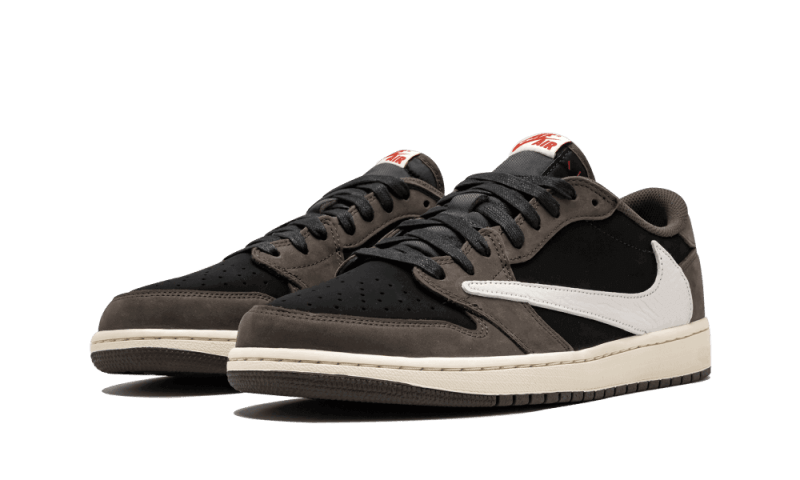 Air Jordan 1 Low Travis Scott, pohľad na pár zozadu s logom Cactus Jack