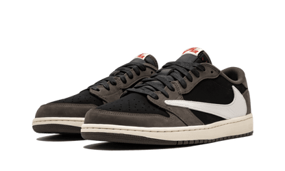 Air Jordan 1 Low Travis Scott, pohľad na pár zozadu s logom Cactus Jack