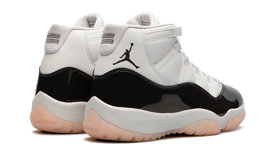 Tenisky Air Jordan 11 vysoké čierno-biele, pohľad zo zadu