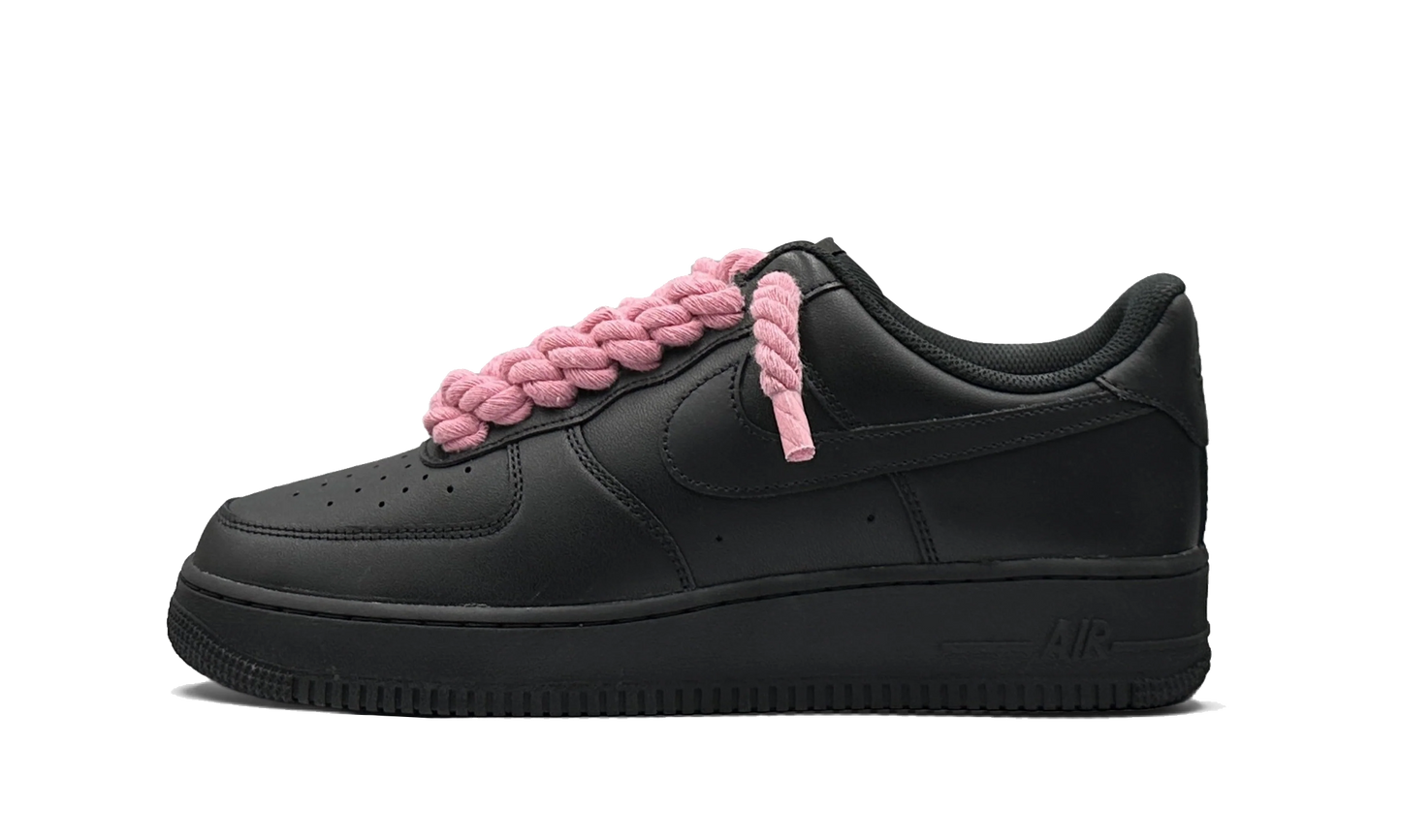 Tenisky Air Force 1 nízke čierne s rúžovými rope šnúrami, pohľad z boku
