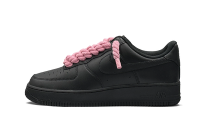 Tenisky Air Force 1 nízke čierne s rúžovými rope šnúrami, pohľad z boku