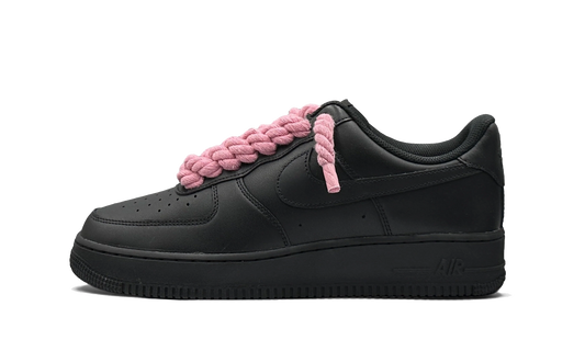 Tenisky Air Force 1 nízke čierne s rúžovými rope šnúrami, pohľad z boku
