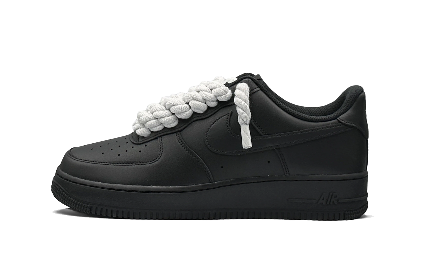 Tenisky Air Force 1 nízke čierne s bielymi rope šnúrami, pohľad z boku
