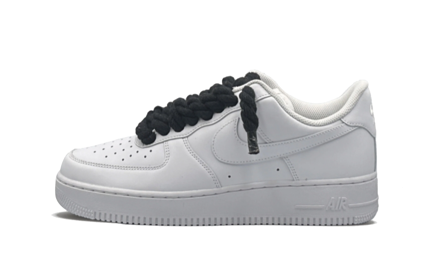 Tenisky Air Force 1 nízke biele s čiernymi rope šnúrami, pohľad z boku