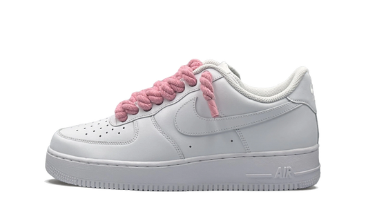 Tenisky Air Force 1 nízke biele s rúžové rope šnúrami, pohľad z boku