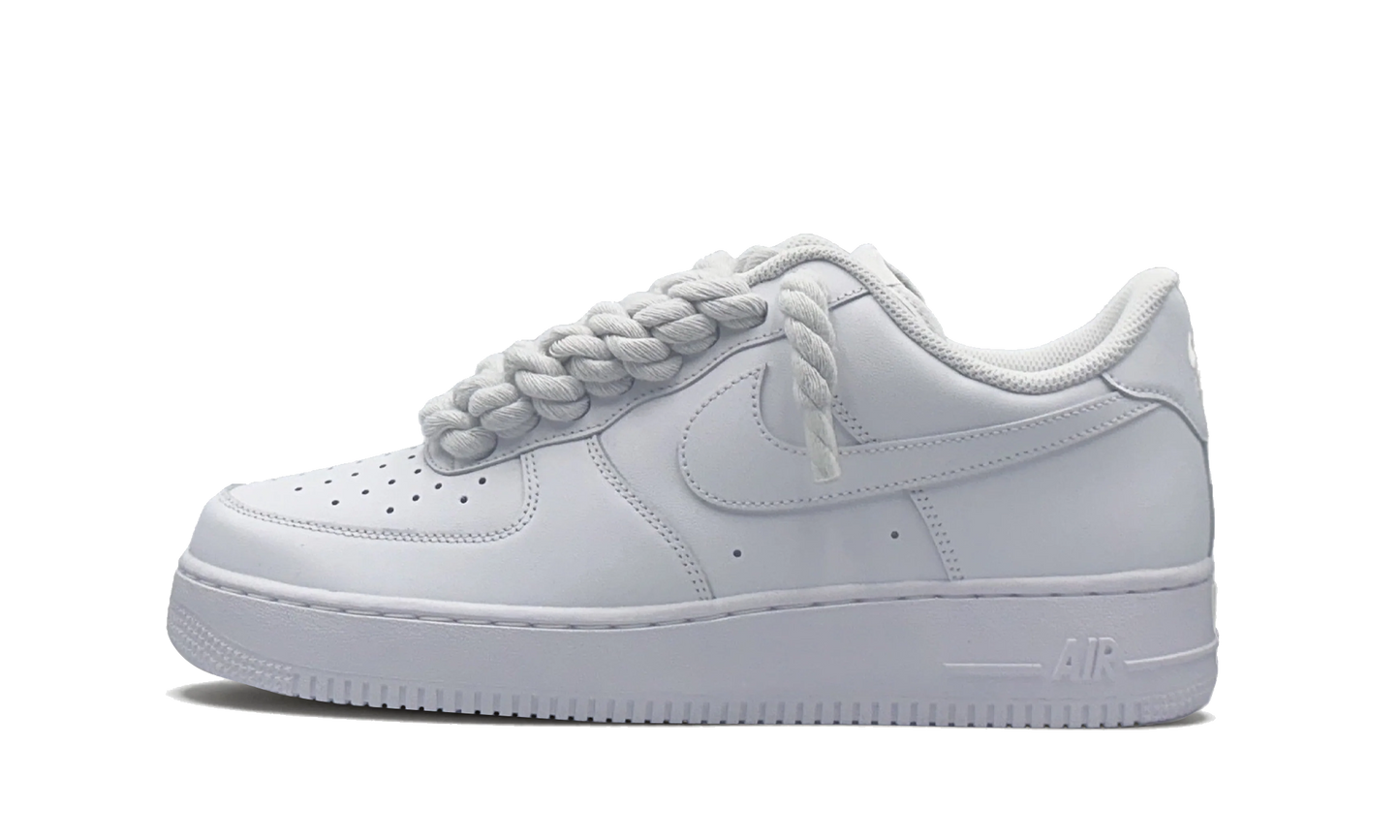 Tenisky Air Force 1 nízke biele s bielymi rope šnúrami, pohľad z boku